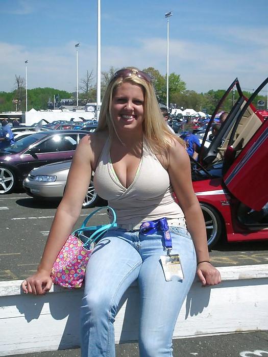 25P Nice cleavage!