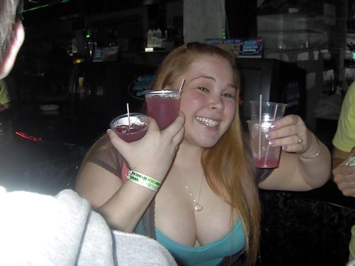 25P Nice cleavage!