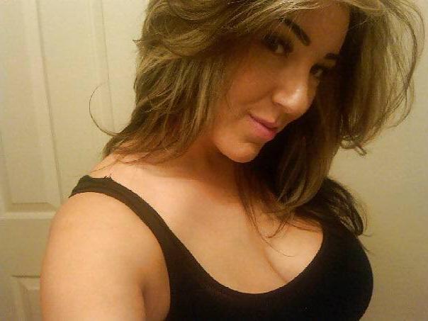25P Nice cleavage!