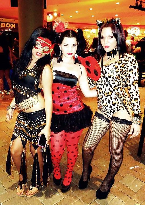 25P Trick or treat girls
