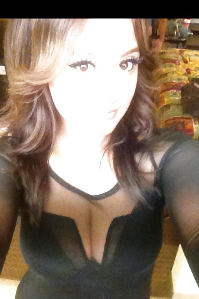 8P Gorgeous cleavage