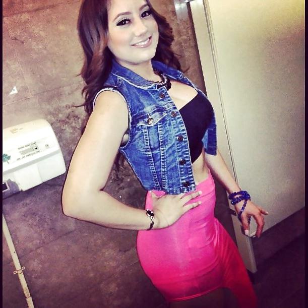8P Gorgeous cleavage
