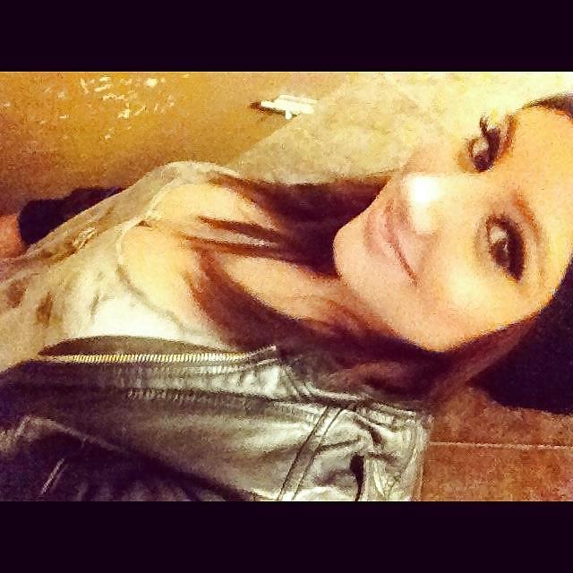 8P Gorgeous cleavage
