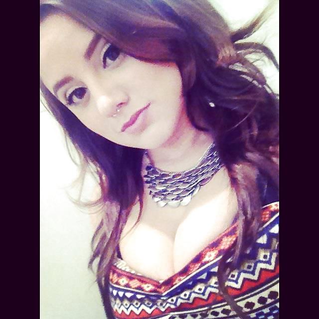 8P Gorgeous cleavage