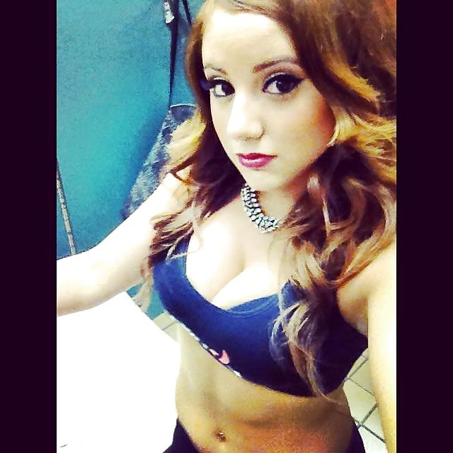 8P Gorgeous cleavage