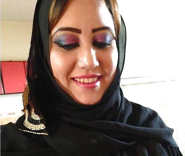 14P Arab BBW showing her body