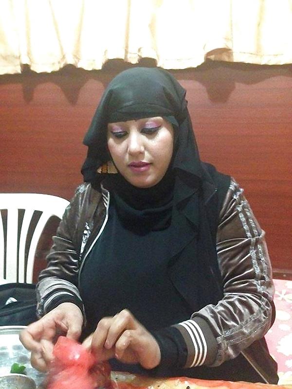 14P Arab BBW showing her body