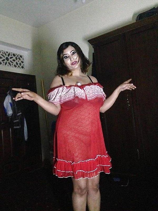 14P Arab BBW showing her body