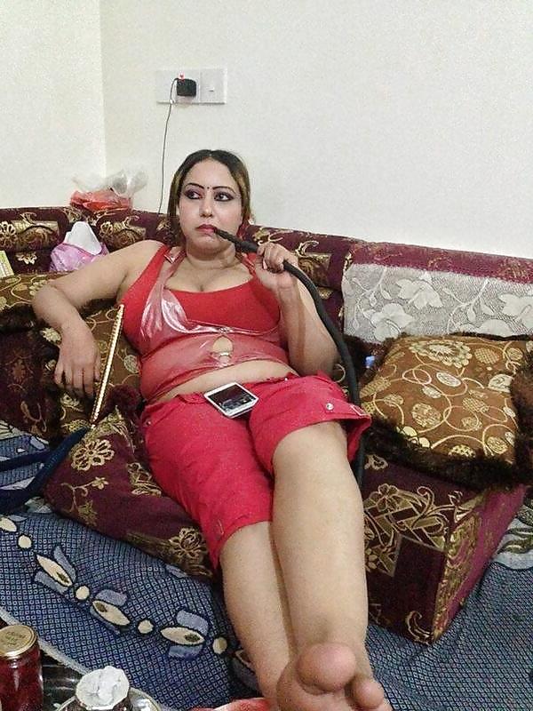 14P Arab BBW showing her body