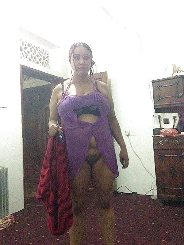 14P Arab BBW showing her body