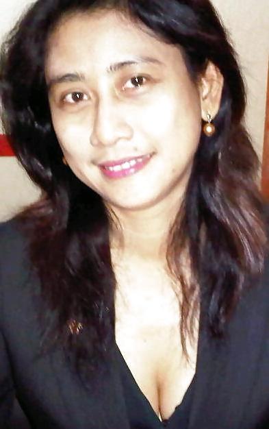20P Sexy Asian milf