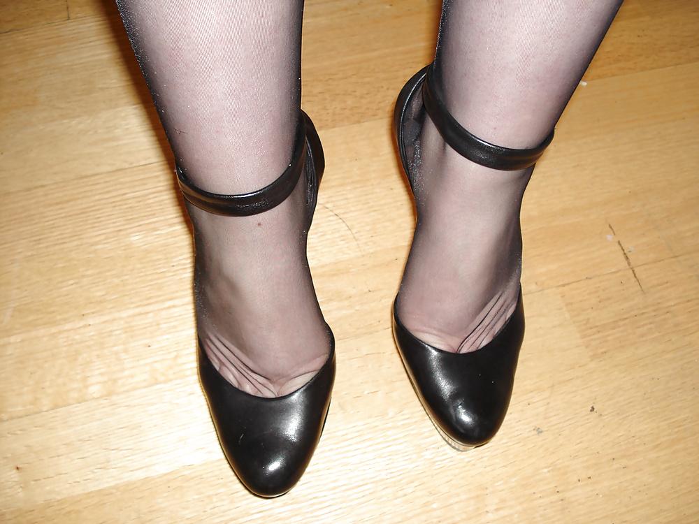20P Gorgeous stockings and heels