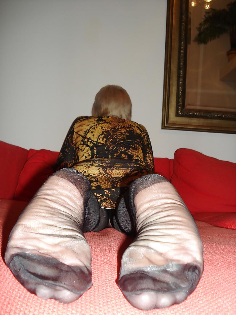 20P Gorgeous stockings and heels