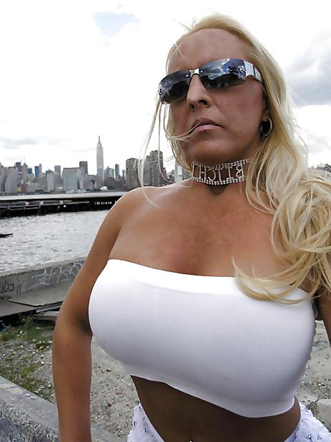 12P ALEXIS GOLDEN-A VISION IN WHITE