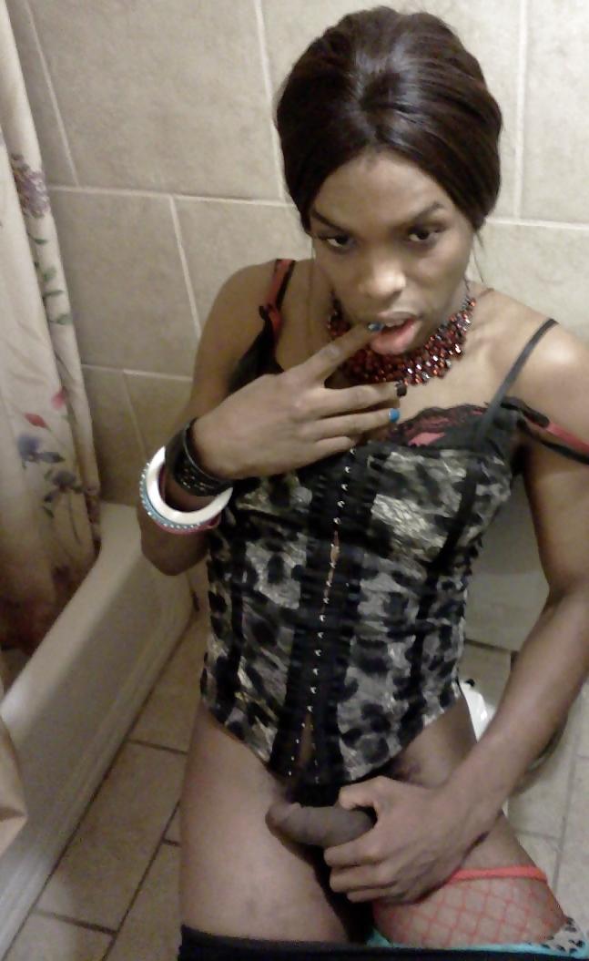 25P BLACK HOOD BIG DICK TRANNY'S