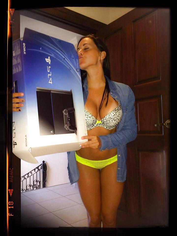 14P Gaming-Nerdy-Geek-Girls
