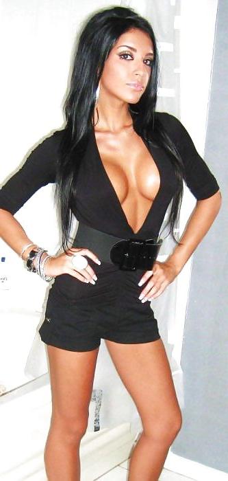 15P Sexy Cleavage 4