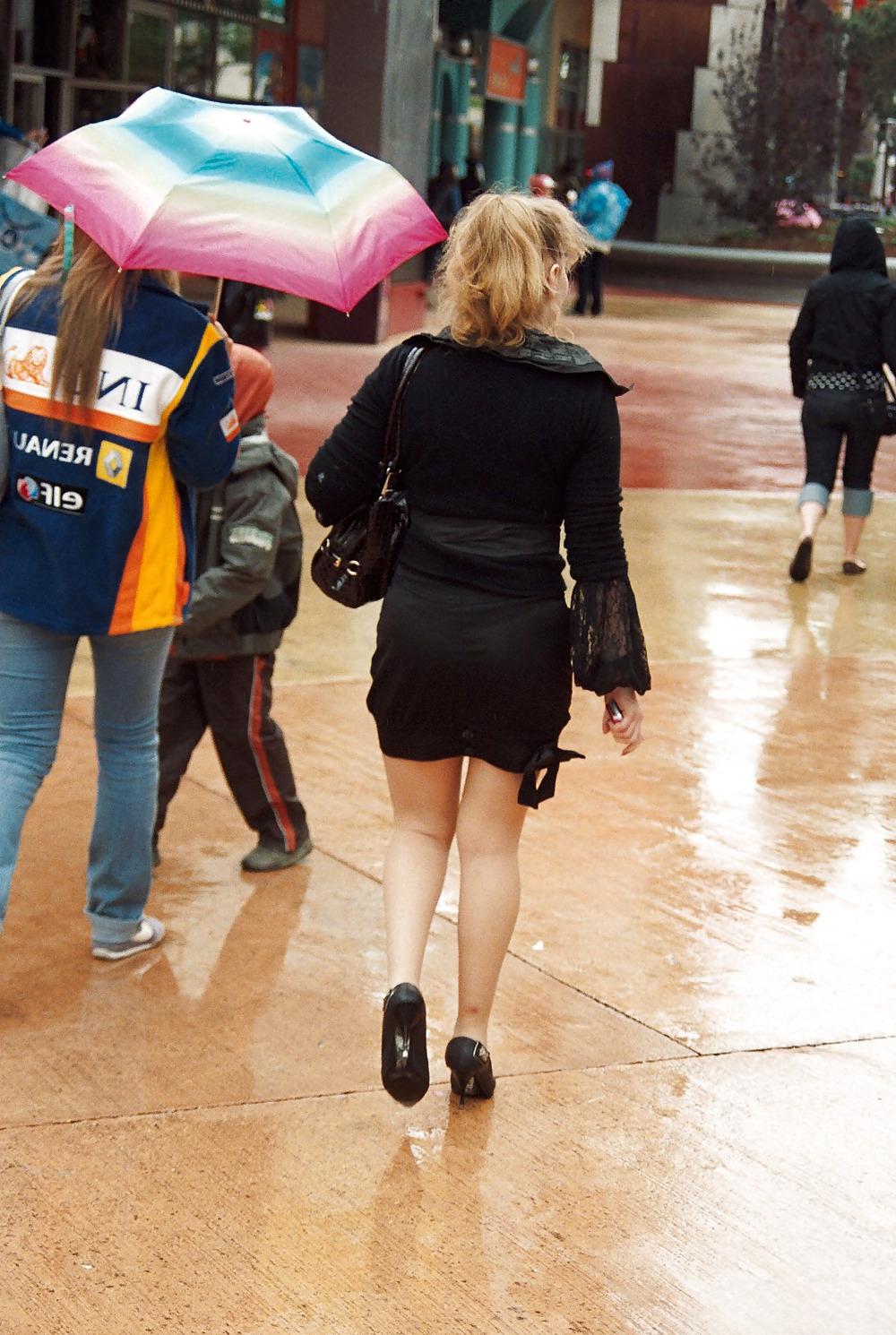 25P Stocking girls in public. Paris, june 2008