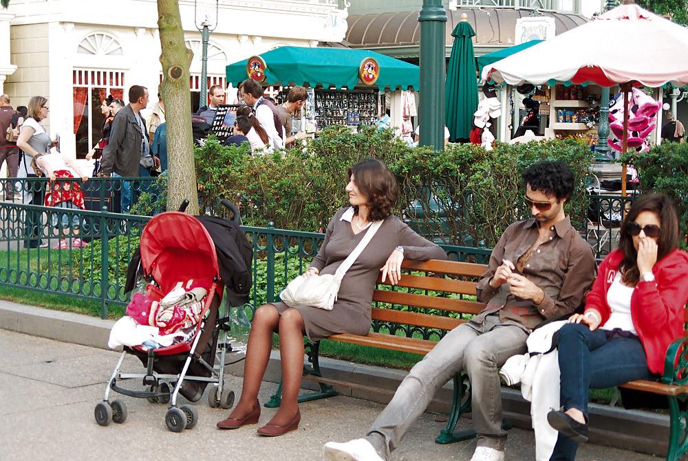 25P Stocking girls in public. Paris, june 2008