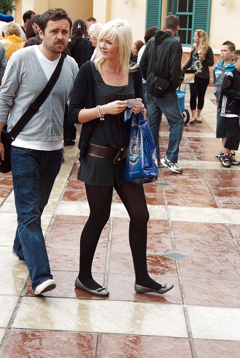 25P Stocking girls in public. Paris, june 2008