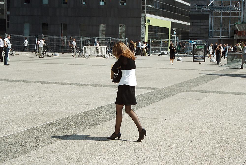 25P Stocking girls in public. Paris, june 2008