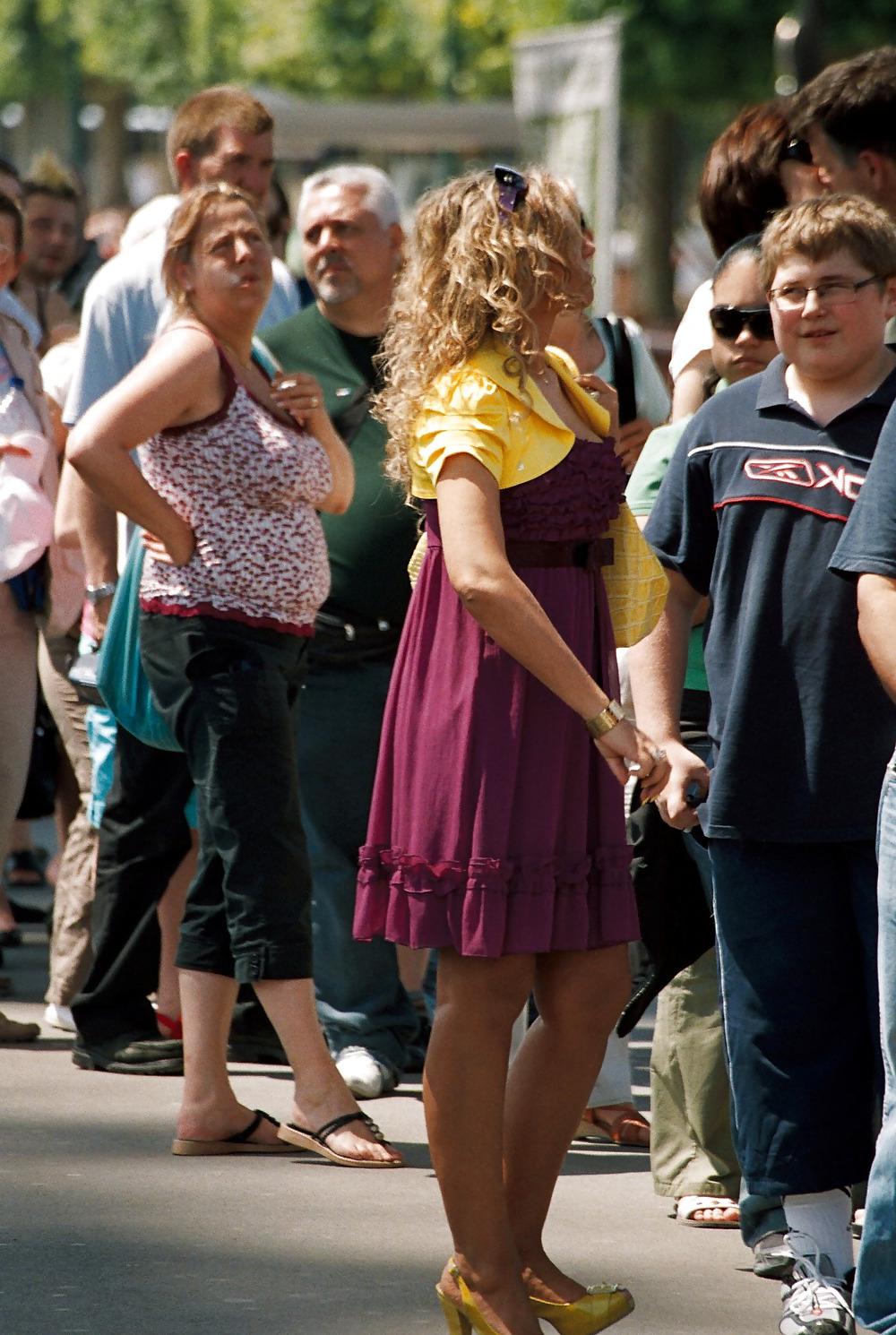 25P Stocking girls in public. Paris, june 2008