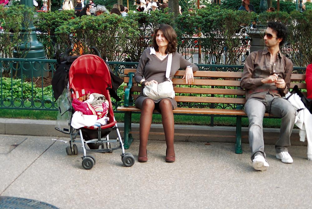 25P Stocking girls in public. Paris, june 2008