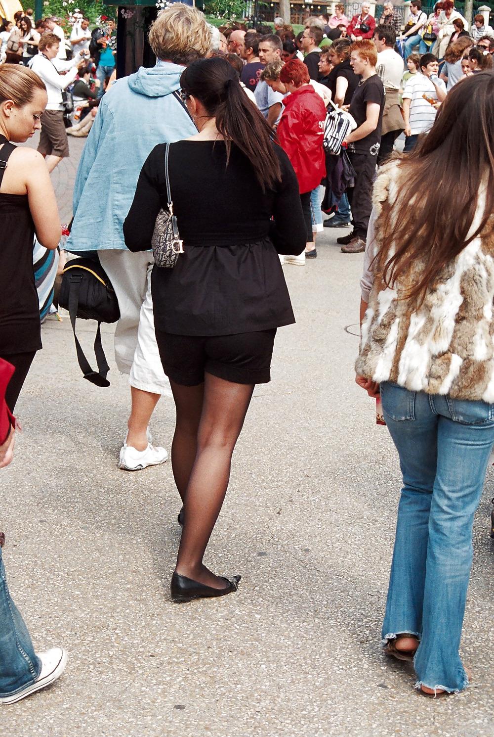 25P Stocking girls in public. Paris, june 2008