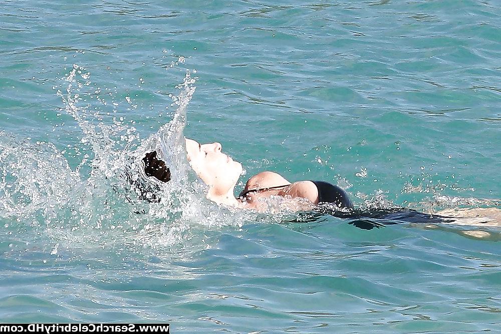 25P Stephanie Seymour - swimwear nip-slip candids in St. Barts