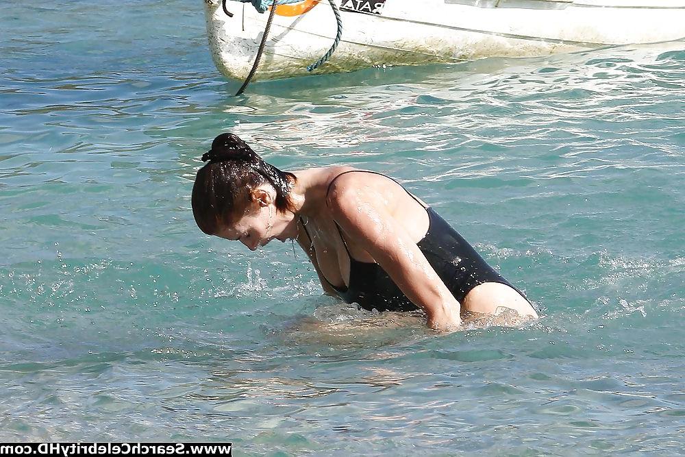25P Stephanie Seymour - swimwear nip-slip candids in St. Barts