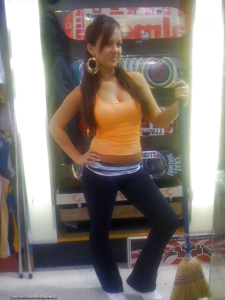 25P Sexy Cleavage Girl