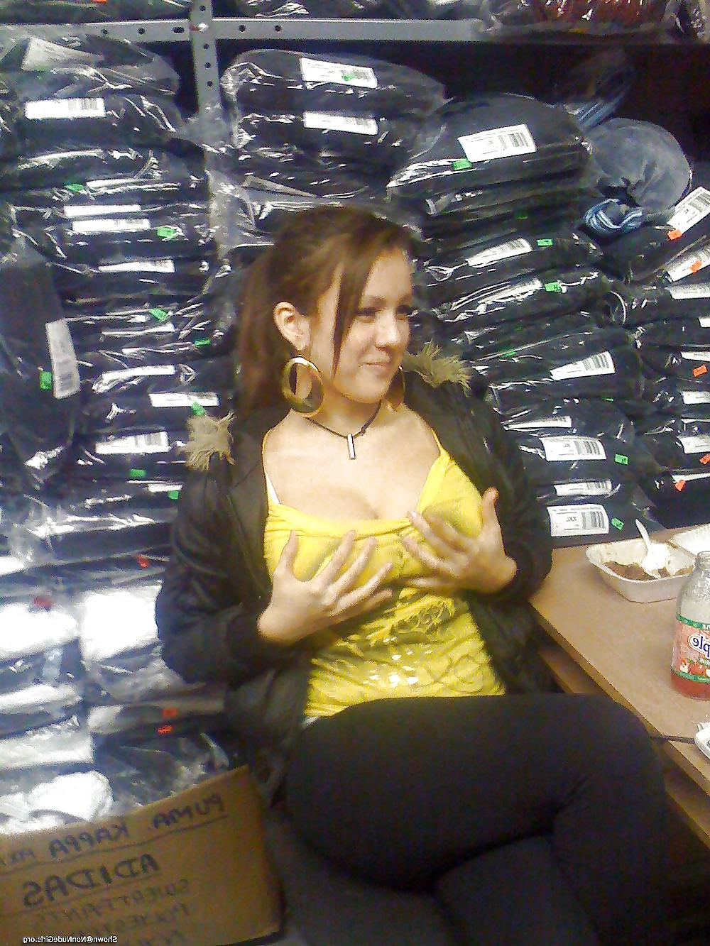 25P Sexy Cleavage Girl