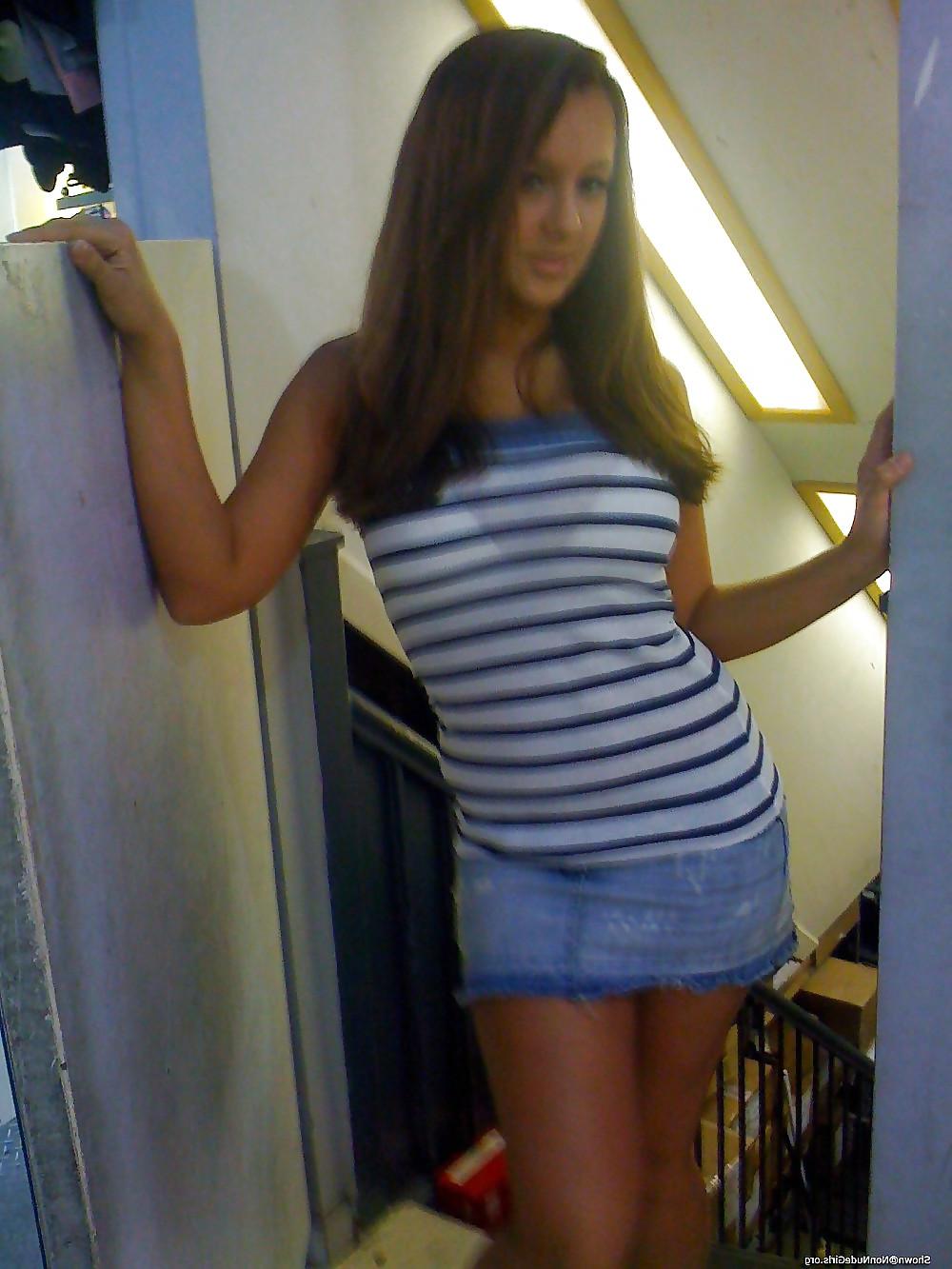 25P Sexy Cleavage Girl