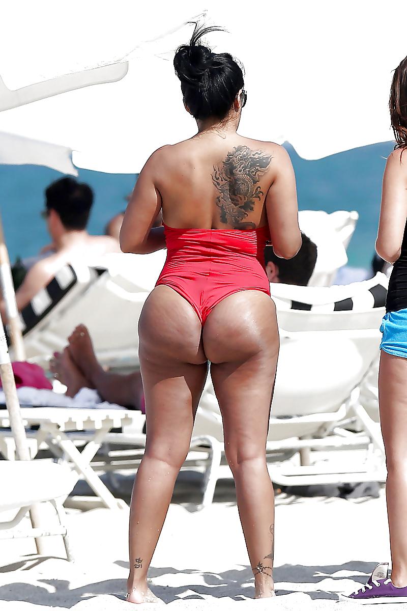 15P Kiara Mia in einem roten Bikini in South Beach