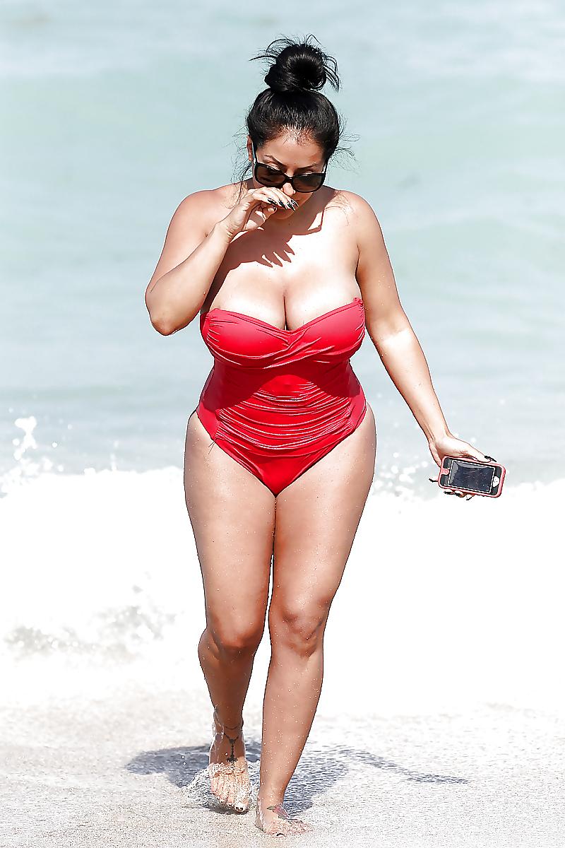 15P Kiara Mia in einem roten Bikini in South Beach