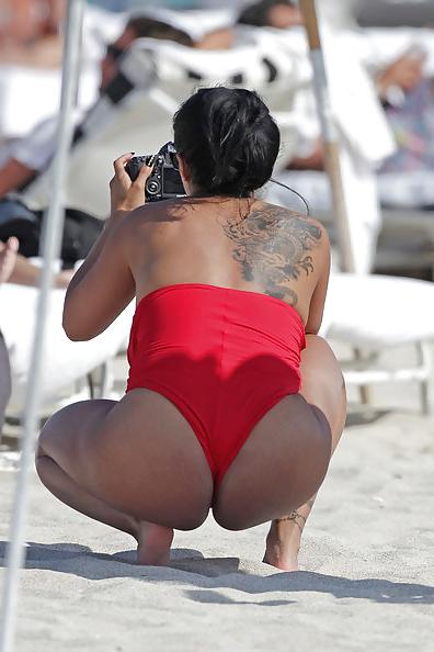 15P Kiara Mia in einem roten Bikini in South Beach
