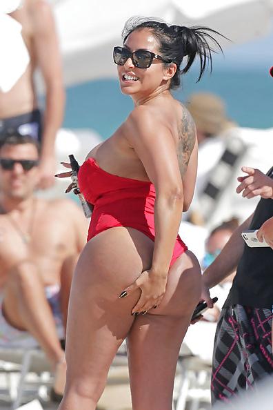 15P Kiara Mia in einem roten Bikini in South Beach