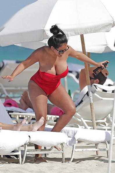 15P Kiara Mia in einem roten Bikini in South Beach