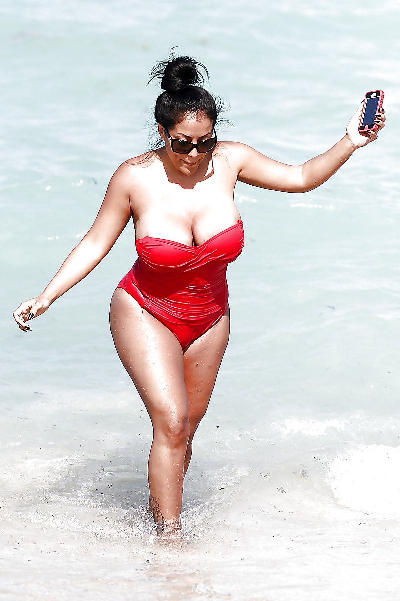 15P Kiara Mia in einem roten Bikini in South Beach