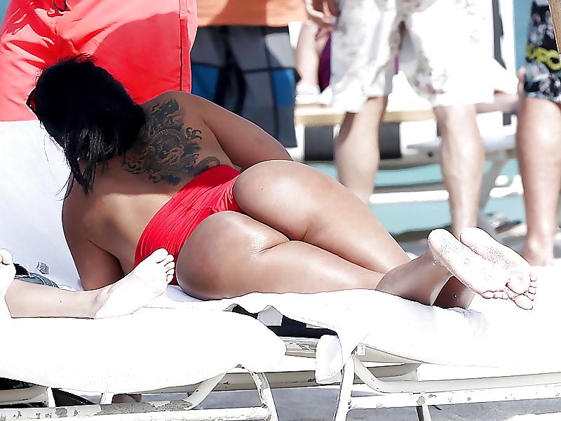 15P Kiara Mia in einem roten Bikini in South Beach