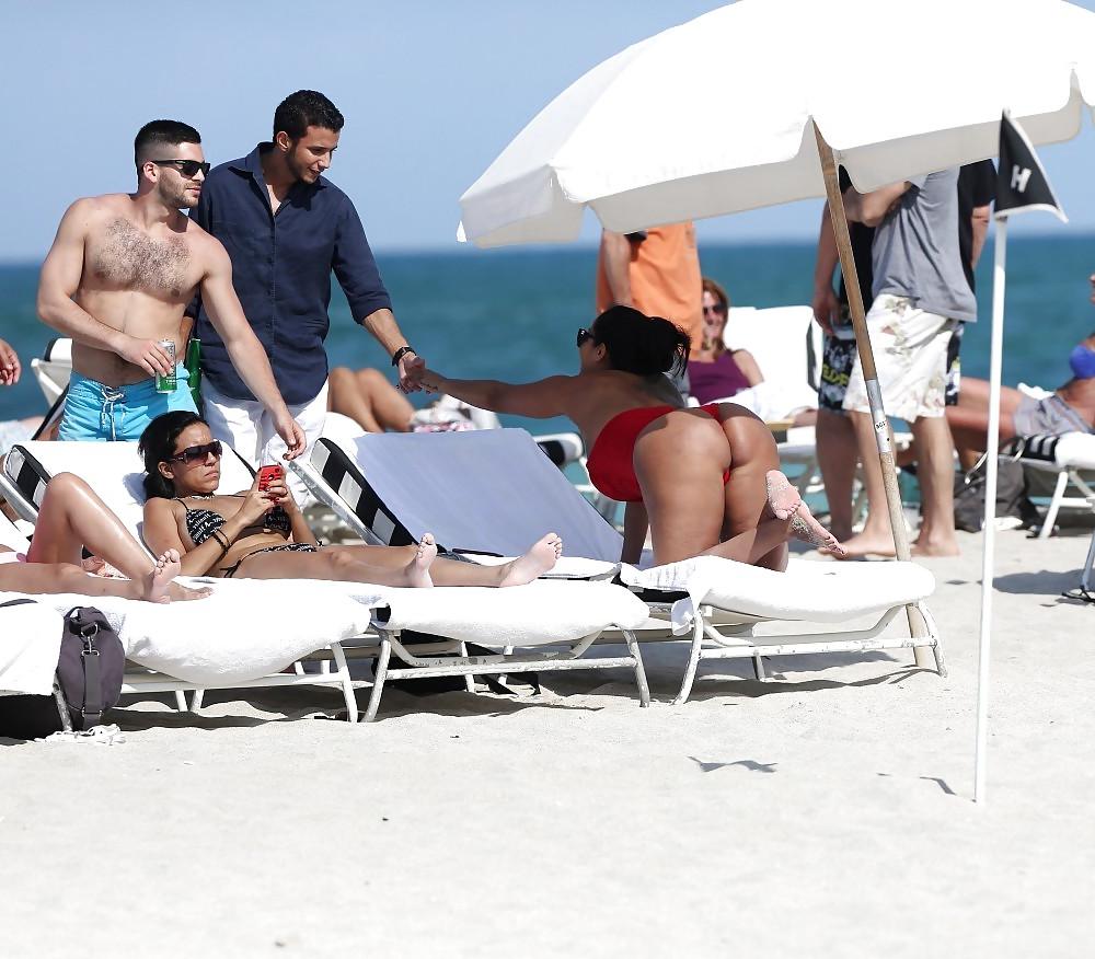 15P Kiara Mia in einem roten Bikini in South Beach