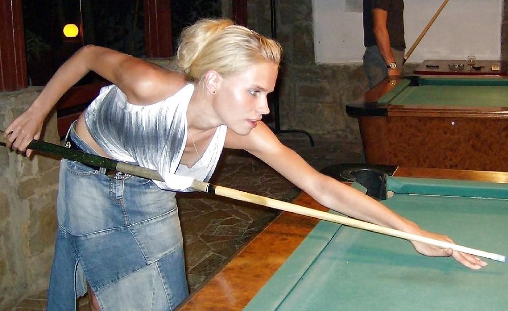 24P Downblouse cleavage