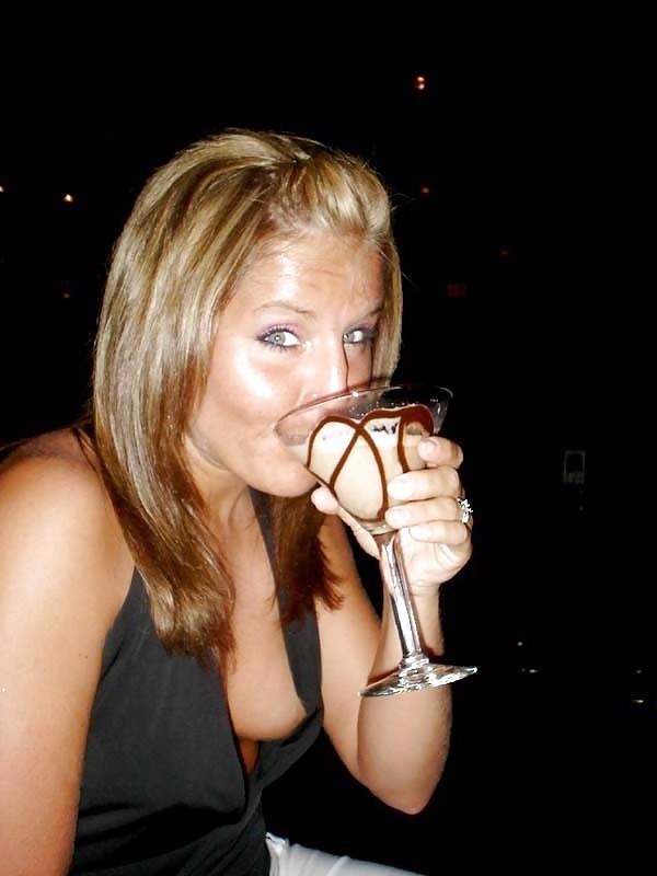 24P Downblouse cleavage