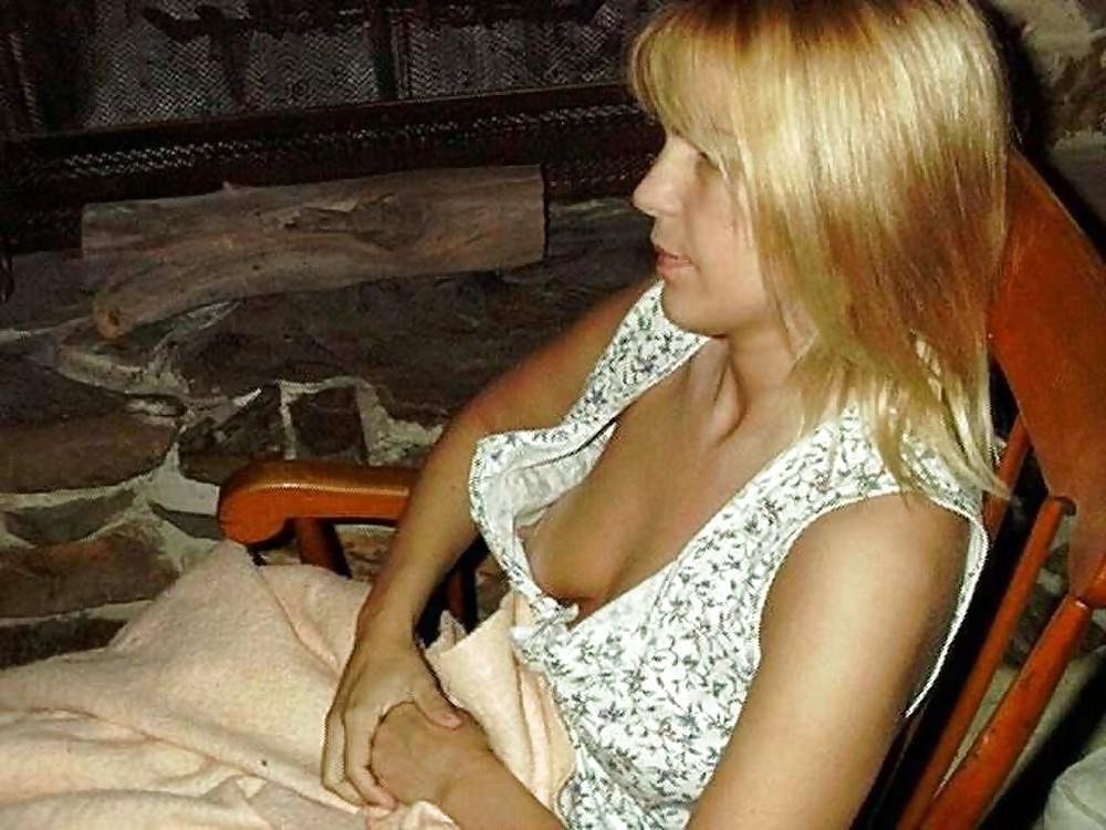 24P Downblouse cleavage