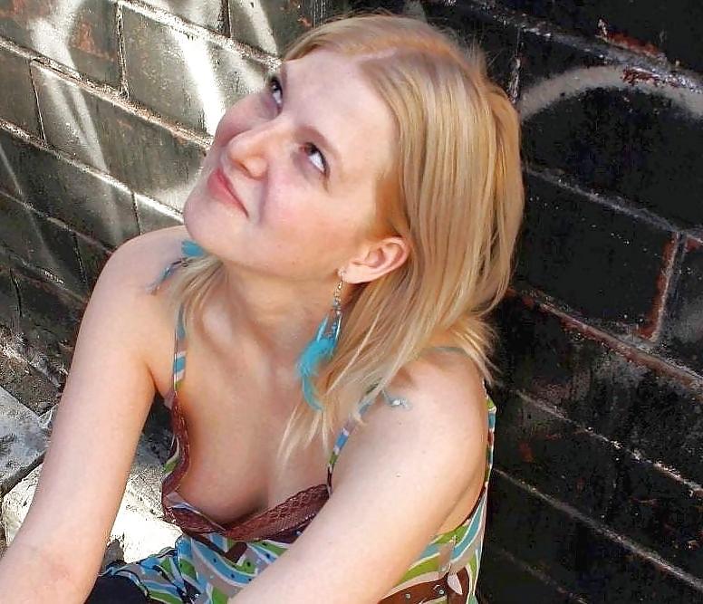 24P Downblouse cleavage
