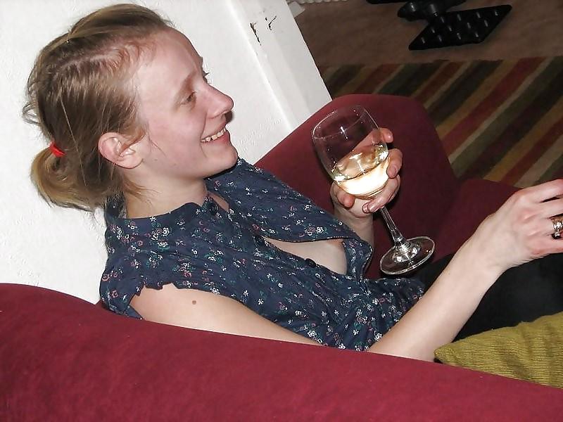 18P Downblouse cleavage