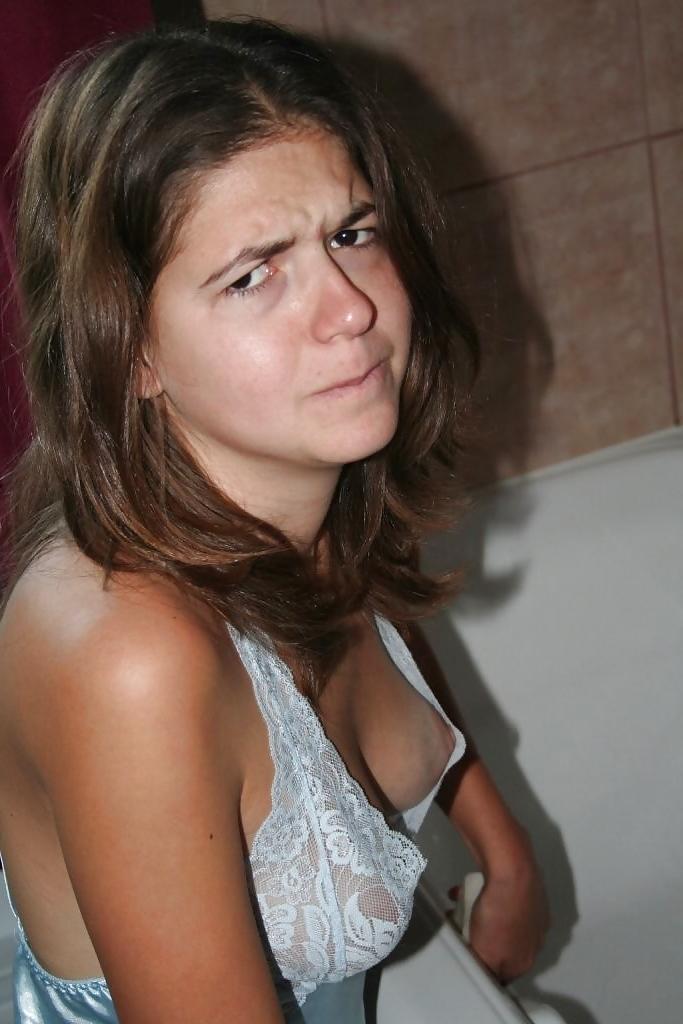 18P Downblouse cleavage