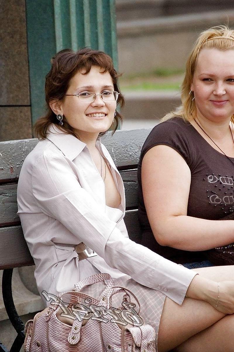 18P Downblouse cleavage