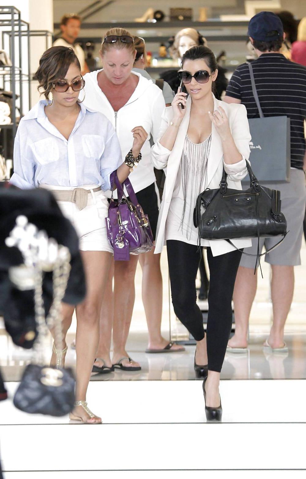 16P Kim Kardashian Cleavage Candids in Los Angeles4