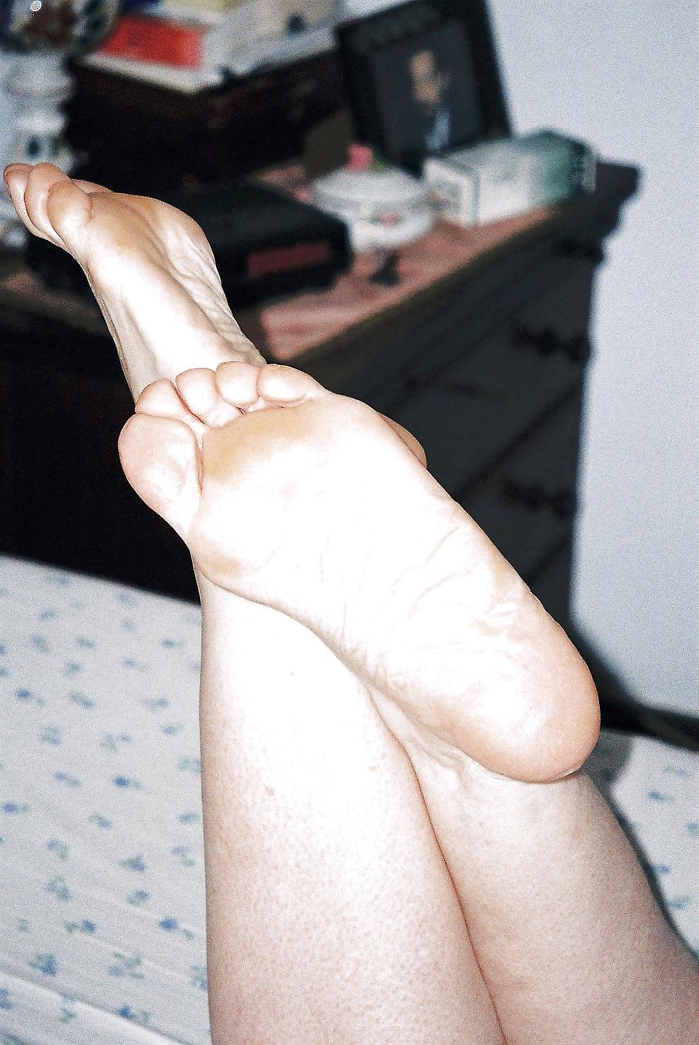 25P Redhead Girl Feet, Soles and Toes
